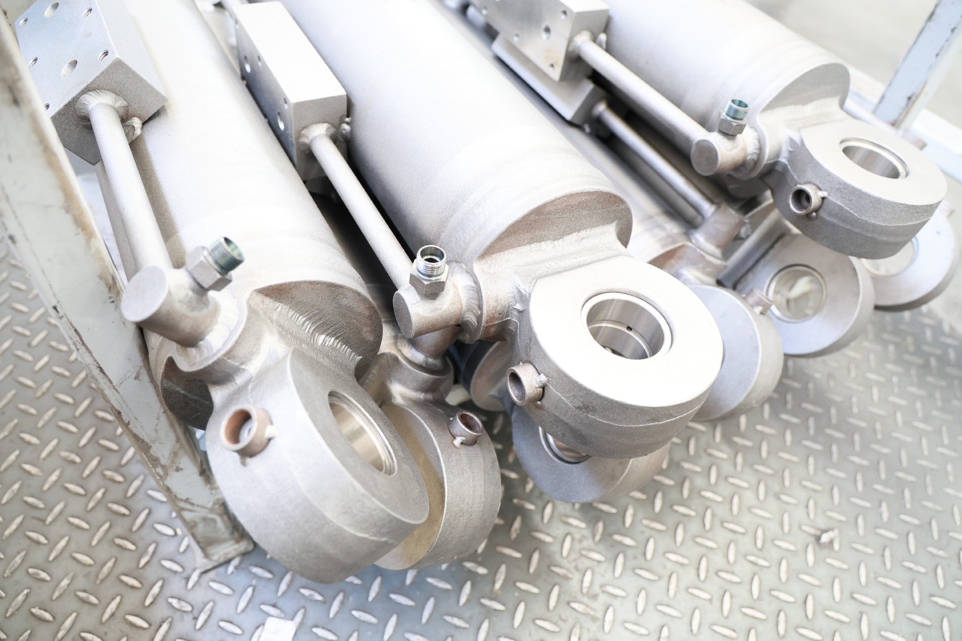 Hydraulic cylinder builder