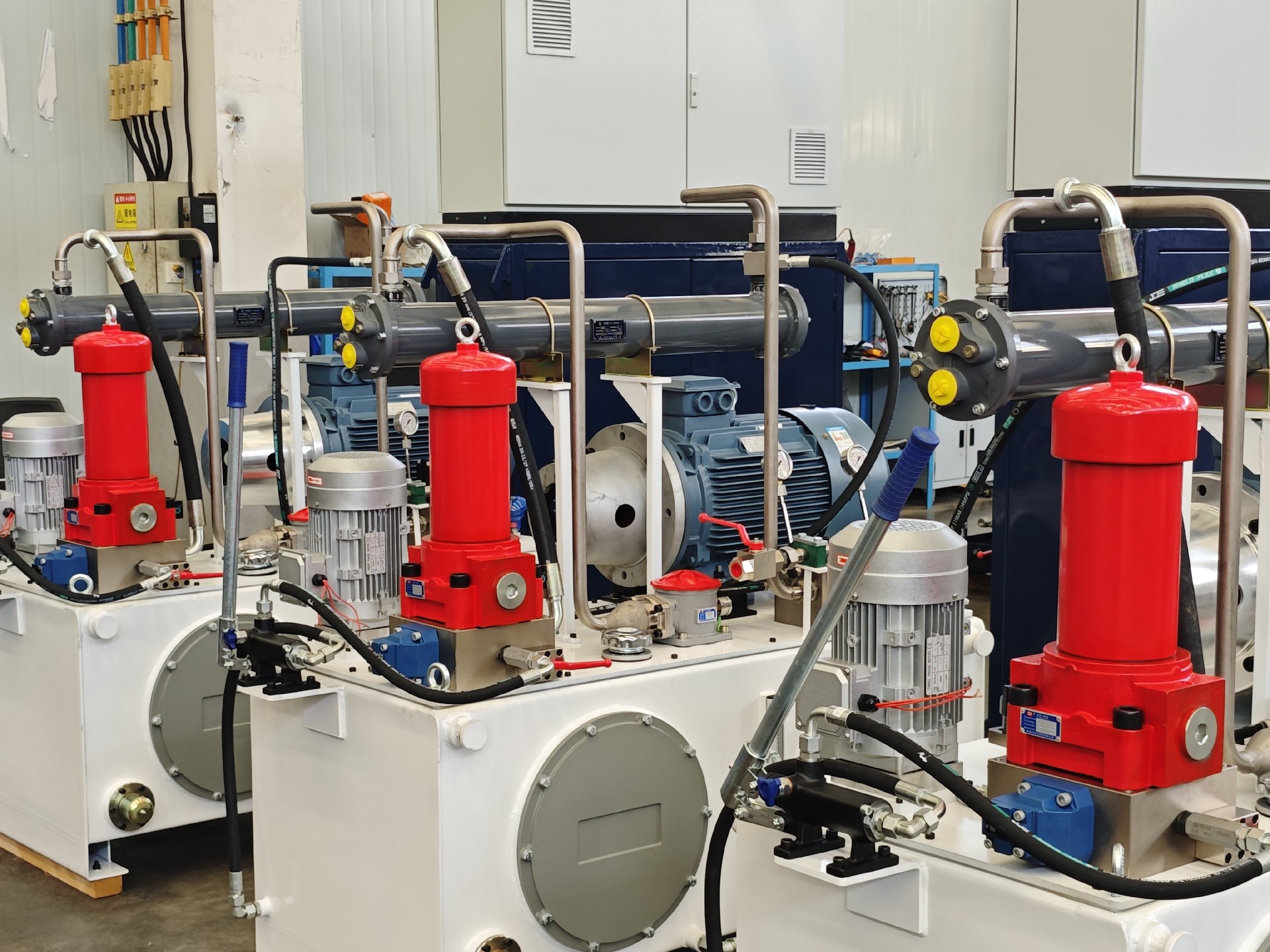Environmentally friendly hydraulic system for moving boxes