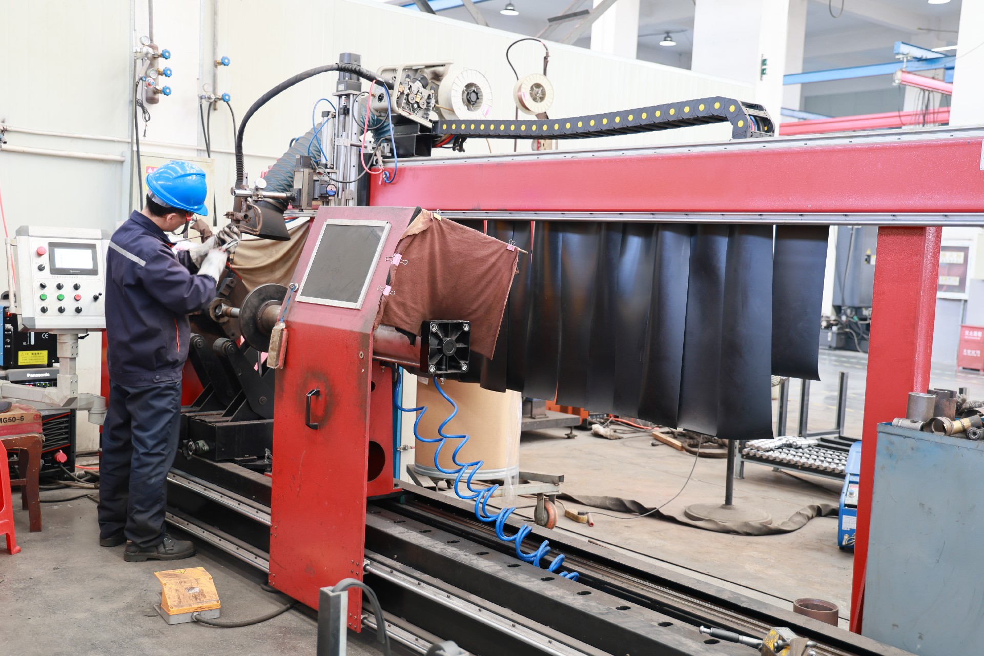 Pushing oil cylinder