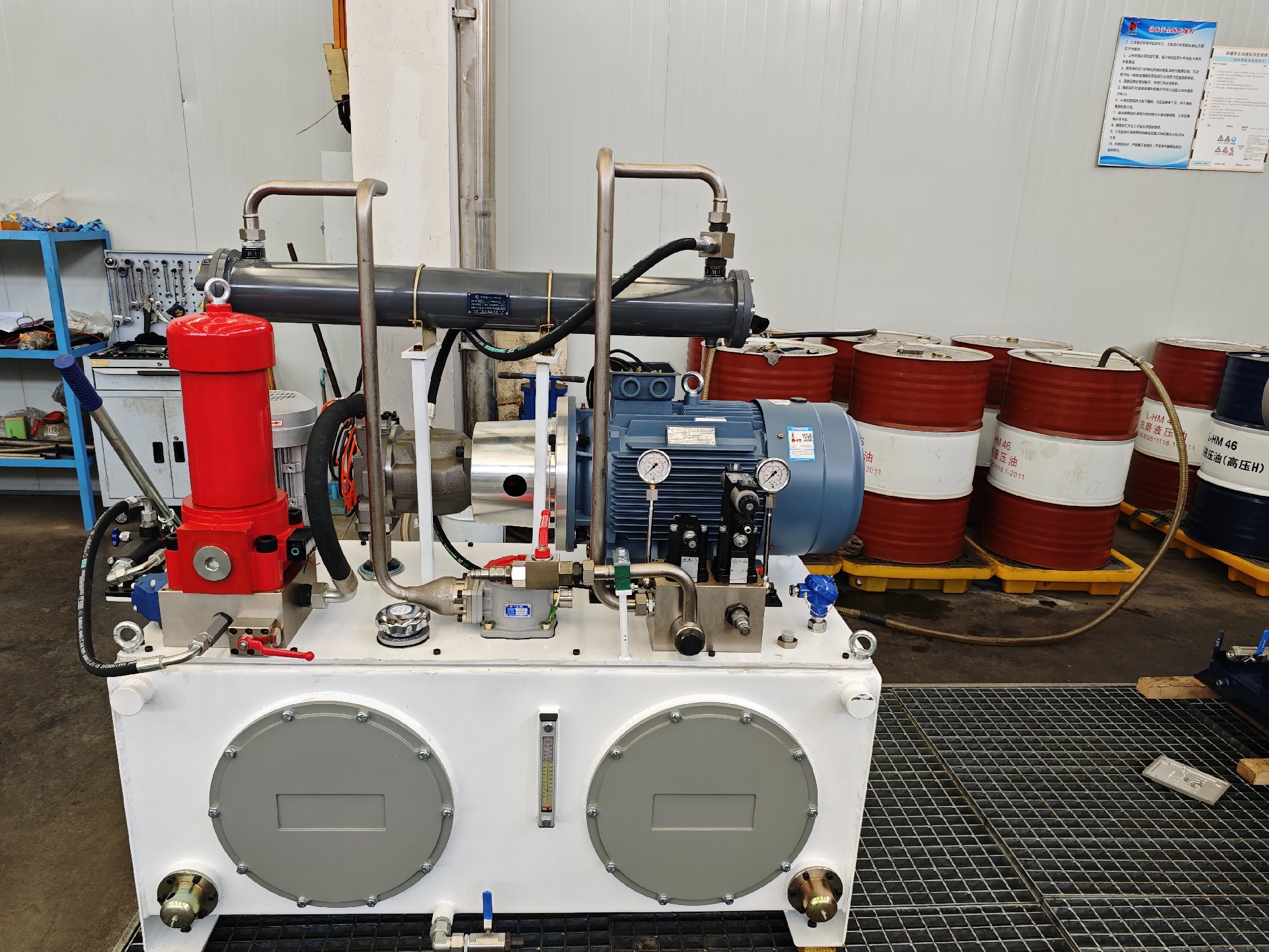 Hydraulic system at the tail of coal mine self moving machine
