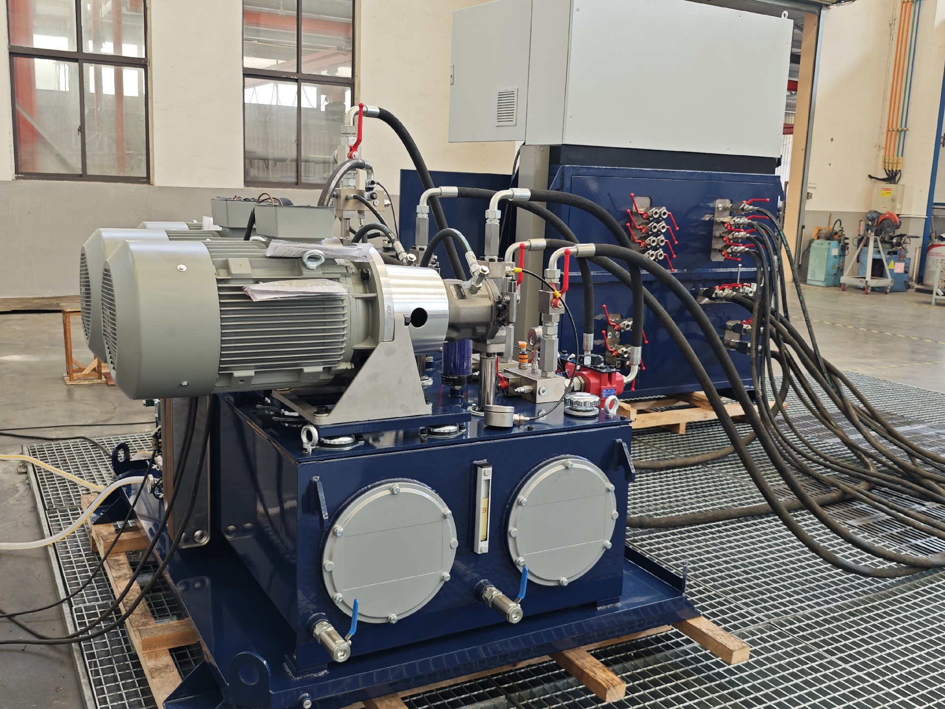 Two in one hydraulic station