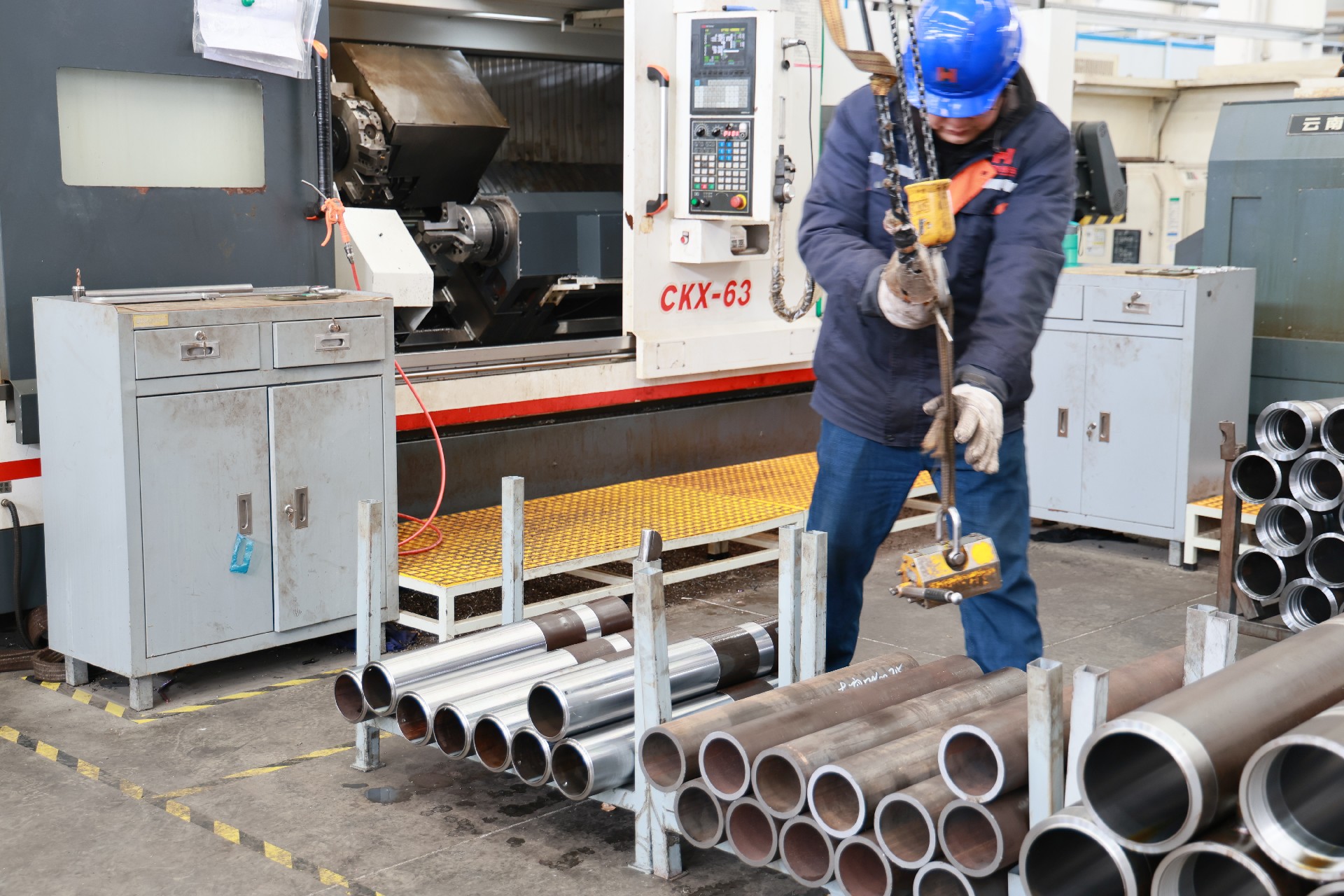 Plunger cylinder of metallurgical electric furnace